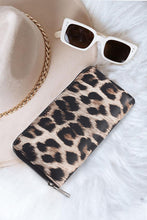 Load image into Gallery viewer, Leopard clutch
